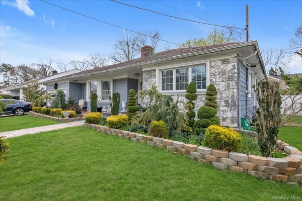 $799,000 | 7 Willowbrook Lane, Freeport, NY 11520