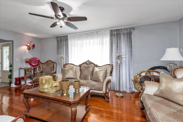 $799,000 | 7 Willowbrook Lane, Freeport, NY 11520