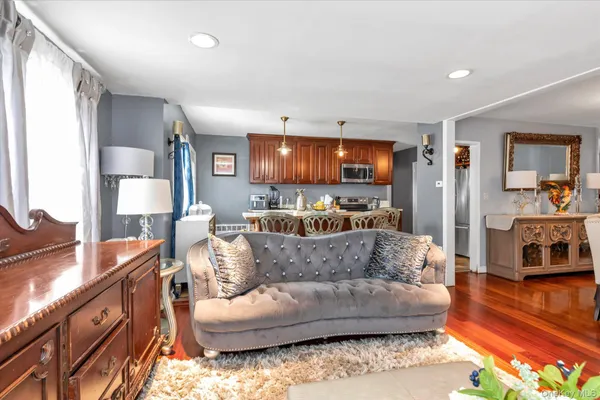 $799,000 | 7 Willowbrook Lane, Freeport, NY 11520