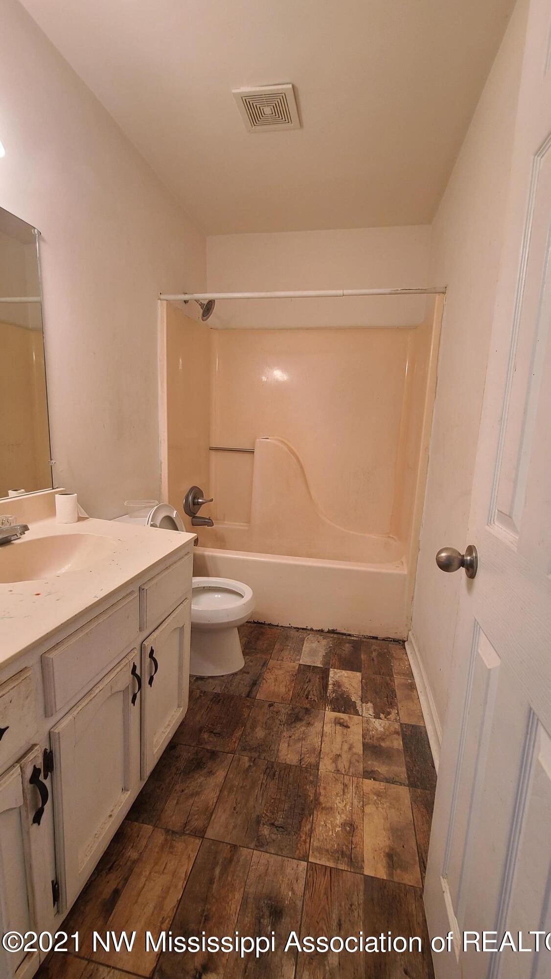 5680 Ross Road Olive Branch, MS 38654 - Photo 4 of 6 Hall Full Bath