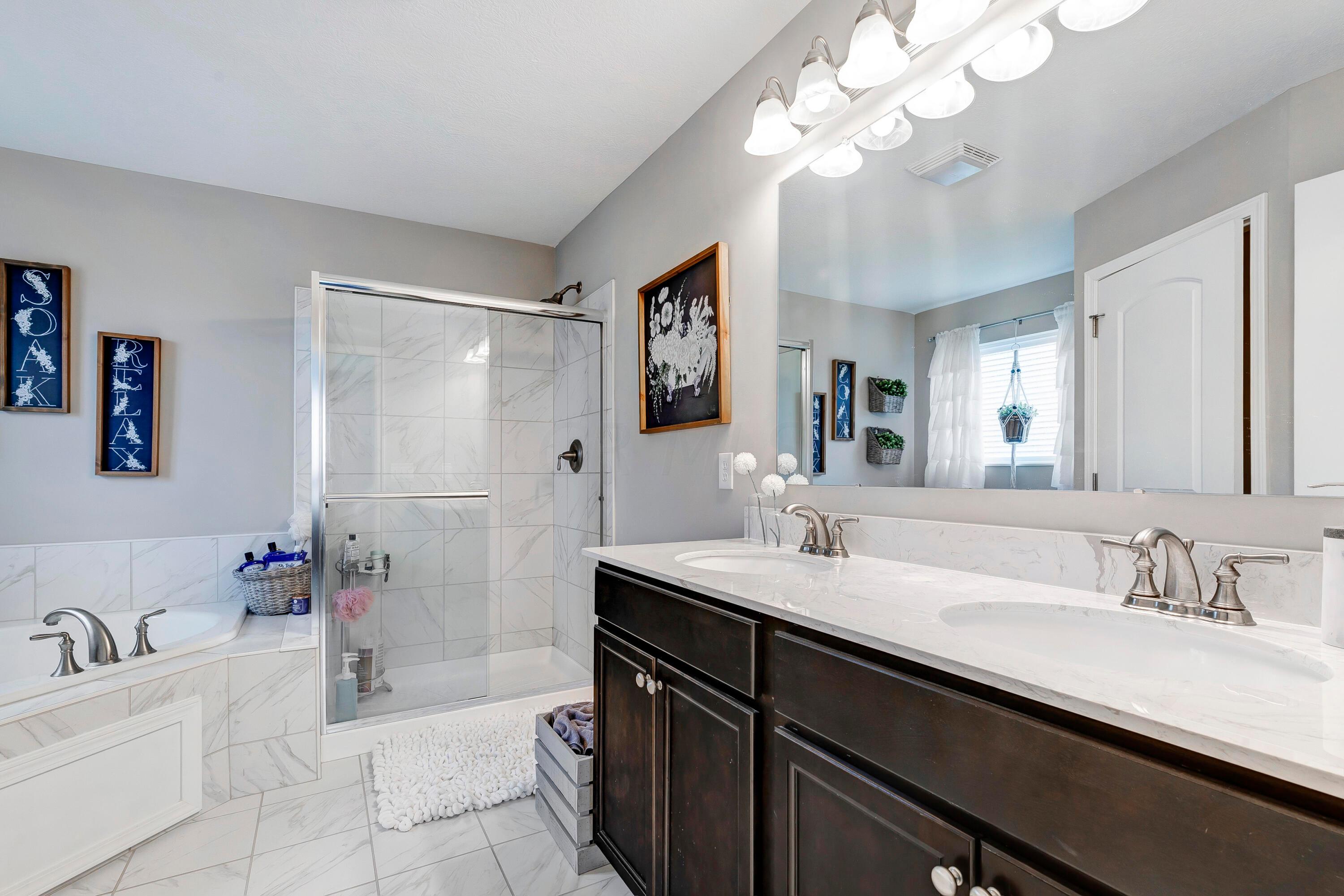 2480 Ridgeway Avenue Lancaster, OH 43130 - Photo 15 of 34 Master Bathroom with Dual sinks