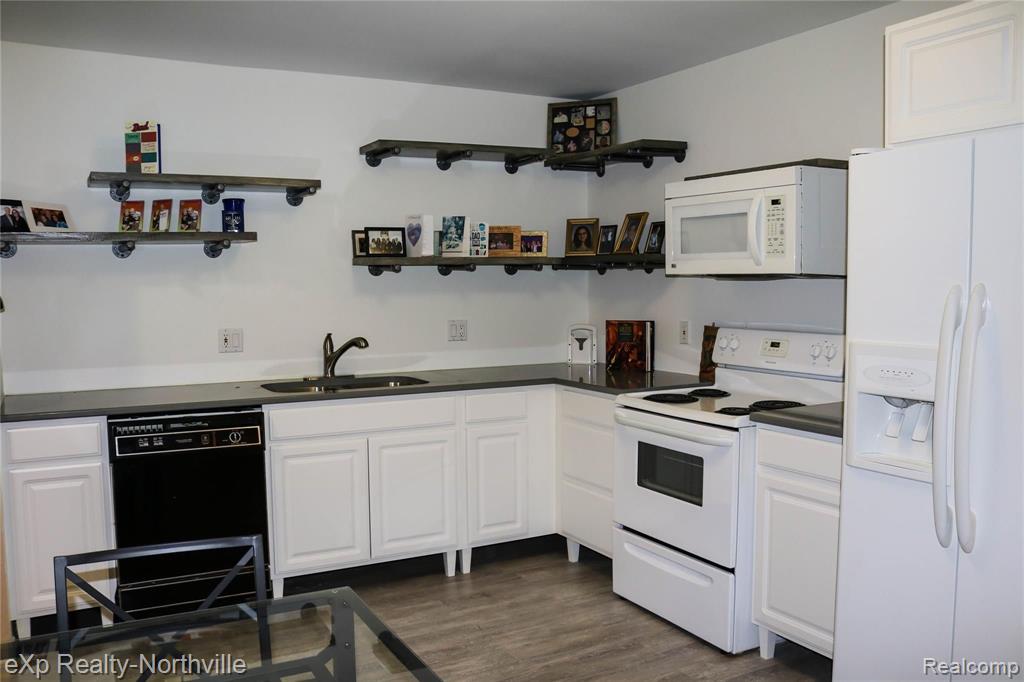 30594 Orchard Lake Road, Unit 49 Farmington Hills, MI 48334 - Photo 3 of 19