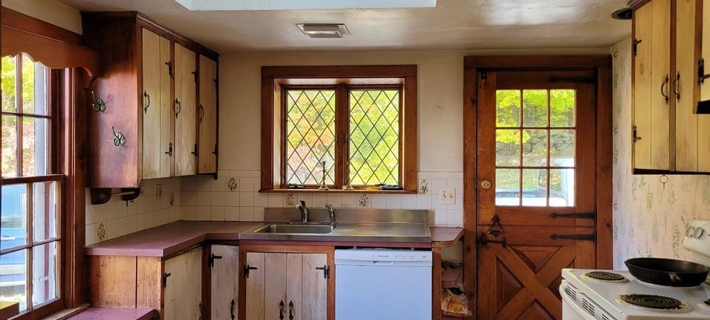 34 High Street Ashland, MA 01721 - Photo 3 of 20