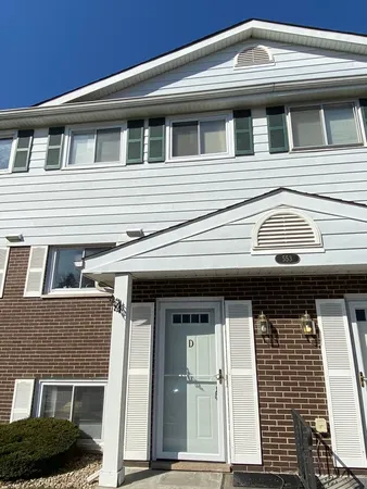 $2,700 | 553 West Park Avenue, Unit D, Libertyville, IL 60048