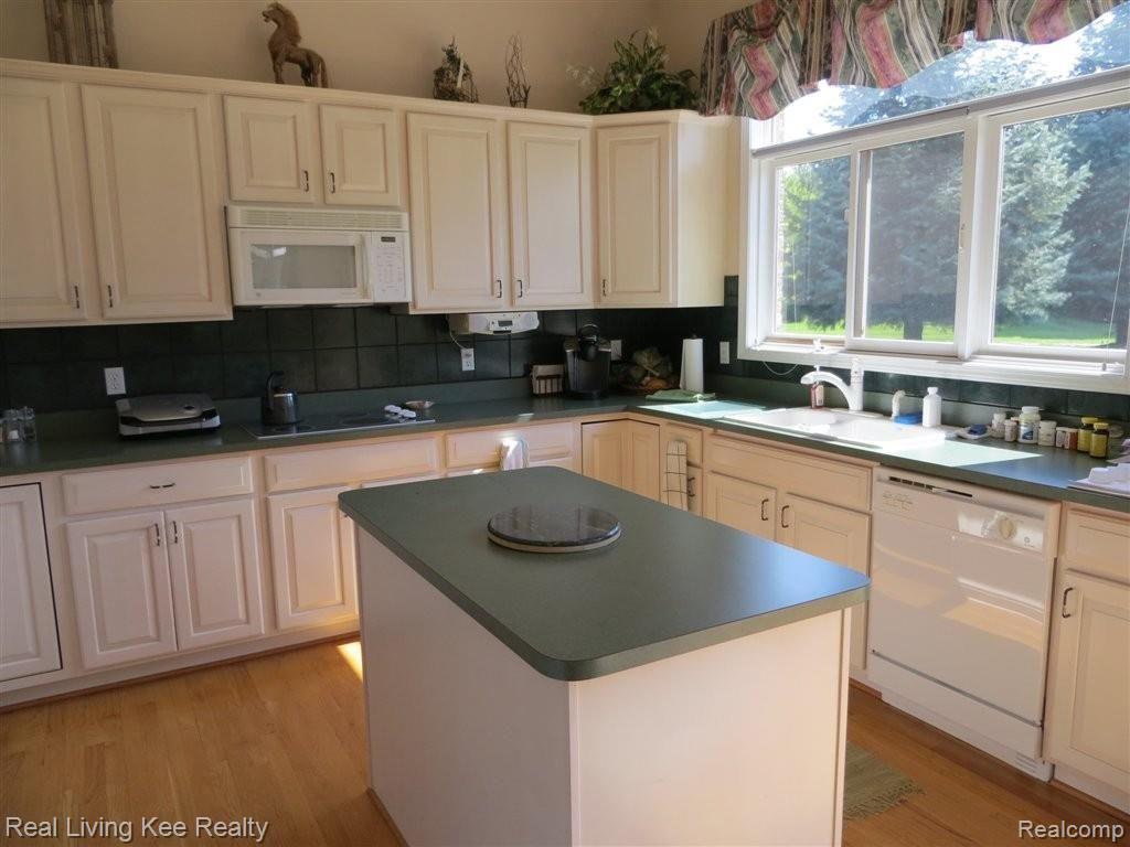 549 Springside Court Rochester, MI 48306 - Photo 11 of 25 Kitchen.JPG