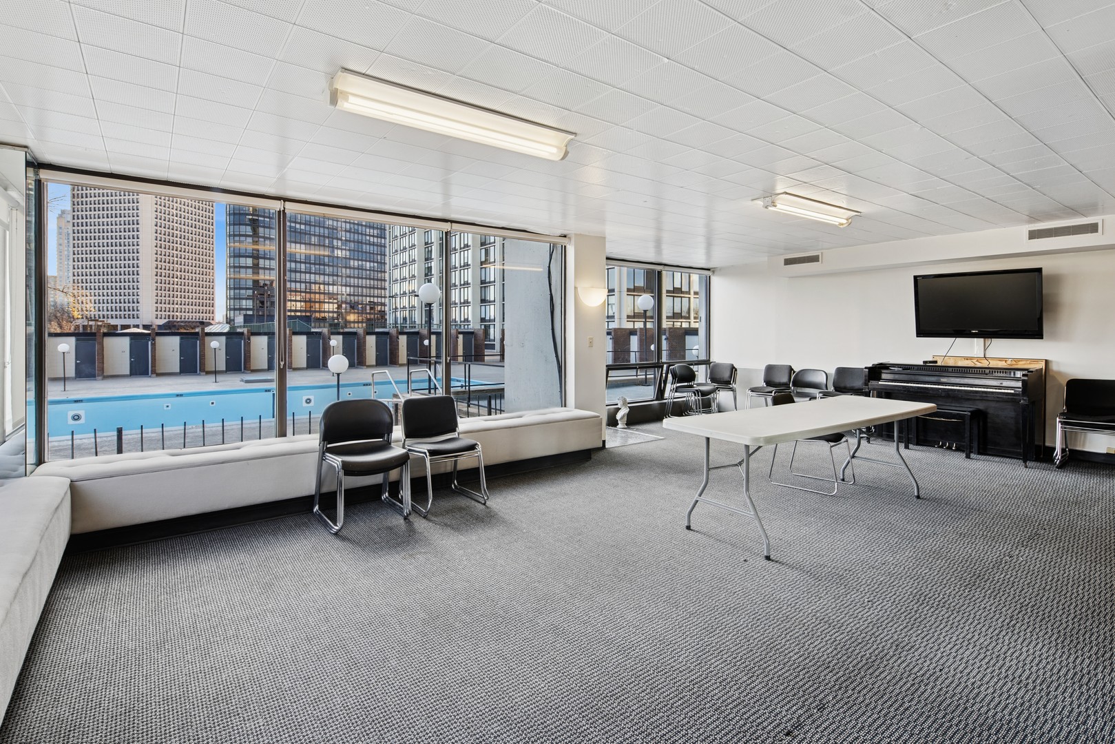 5455 North Sheridan Road, Unit 2805 Chicago, IL 60640 - Photo 18 of 20 a living room with furniture and a flat screen tv