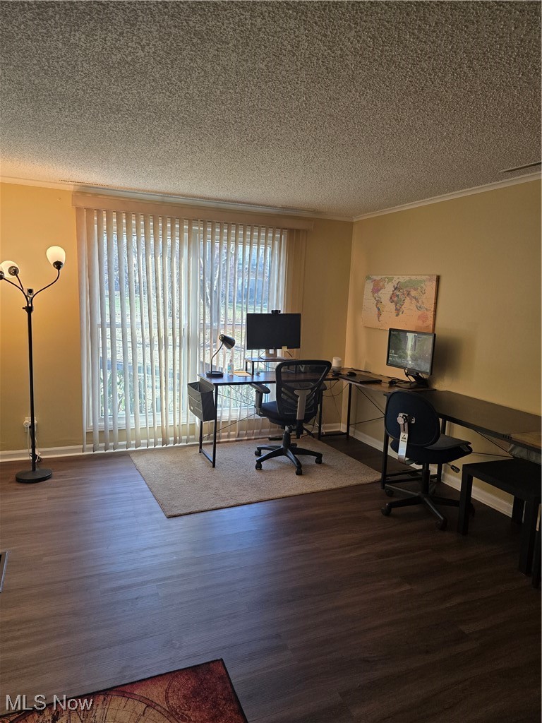 994 Som Center Road, Unit D2 Cleveland, OH 44143 - Photo 3 of 20 Large open room, currently used as seller's home office
