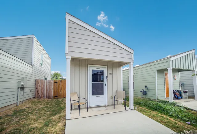 a view of a house with backyard and porch