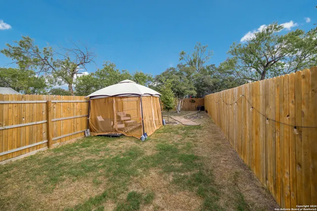 a view of a backyard