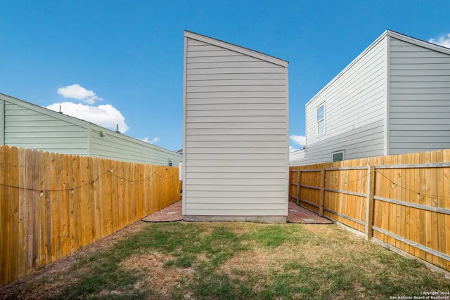 a view of a backyard