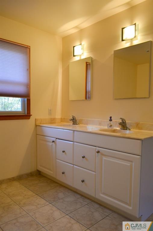8 Sherwood Road Edison, NJ 08820 - Photo 13 of 22 Gallery Image 13