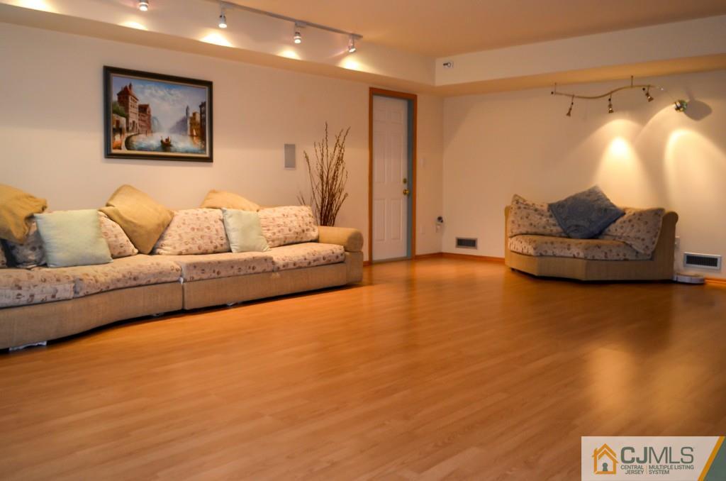 8 Sherwood Road Edison, NJ 08820 - Photo 4 of 22 Gallery Image 4