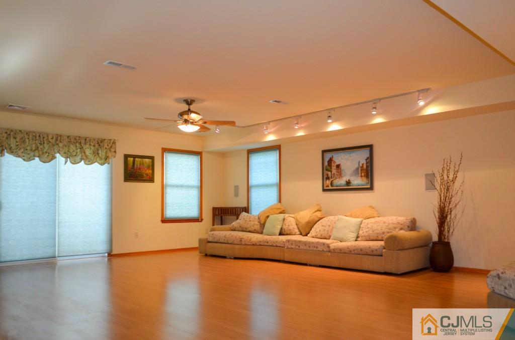 8 Sherwood Road Edison, NJ 08820 - Photo 5 of 22 Gallery Image 5