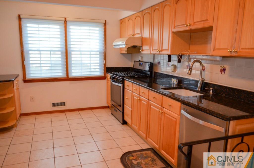 8 Sherwood Road Edison, NJ 08820 - Photo 6 of 22 Gallery Image 6