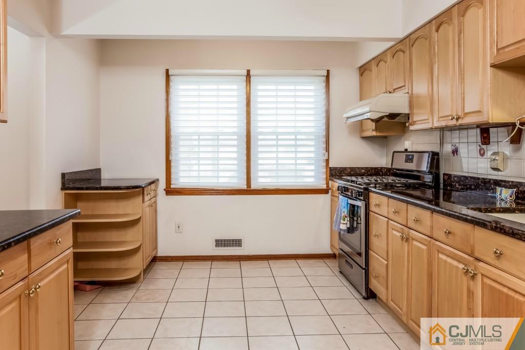 8 Sherwood Road Edison, NJ 08820 - Photo 7 of 22 Gallery Image 7