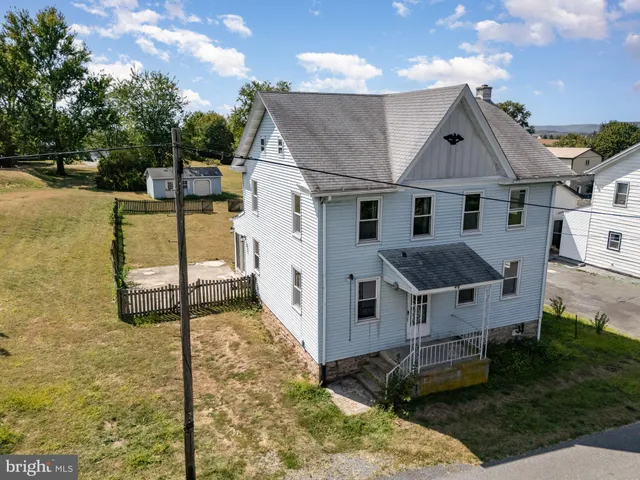 a view of house with a yard
