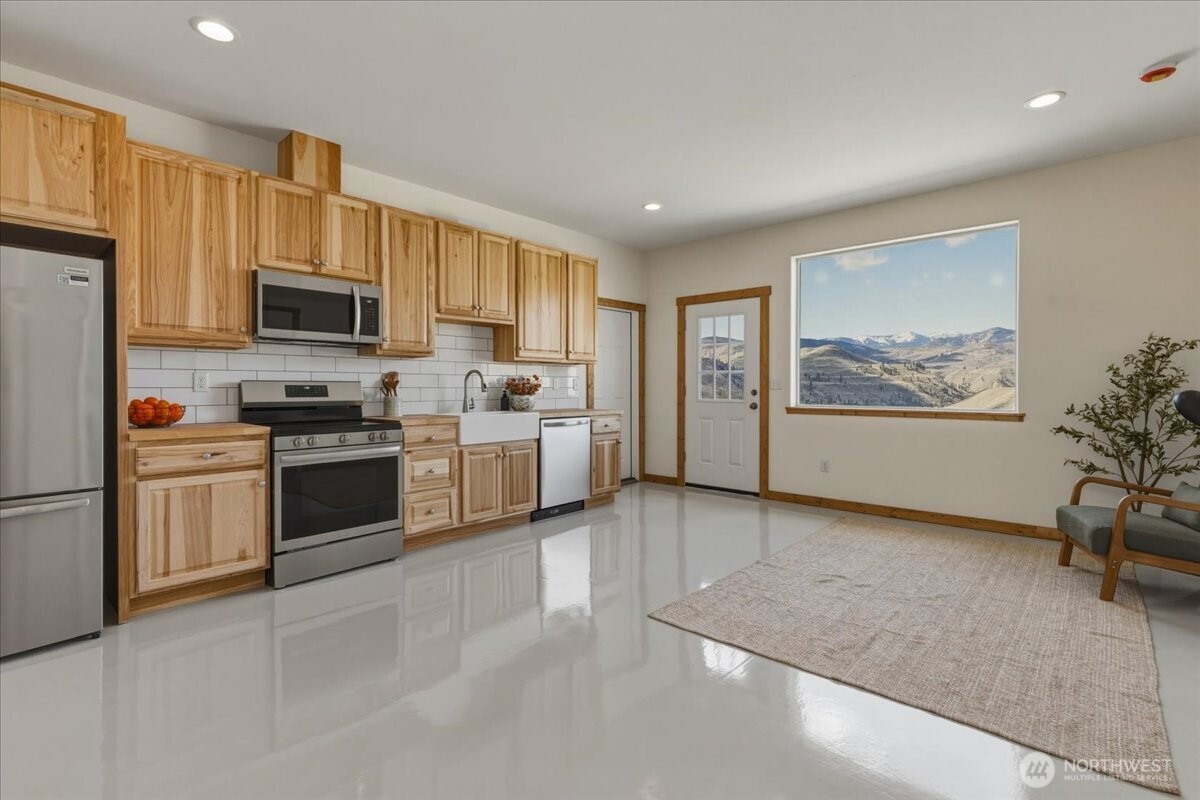 2 Island View Lane Methow, WA 98834 - Photo 18 of 35 a kitchen with granite countertop a refrigerator stove and microwave