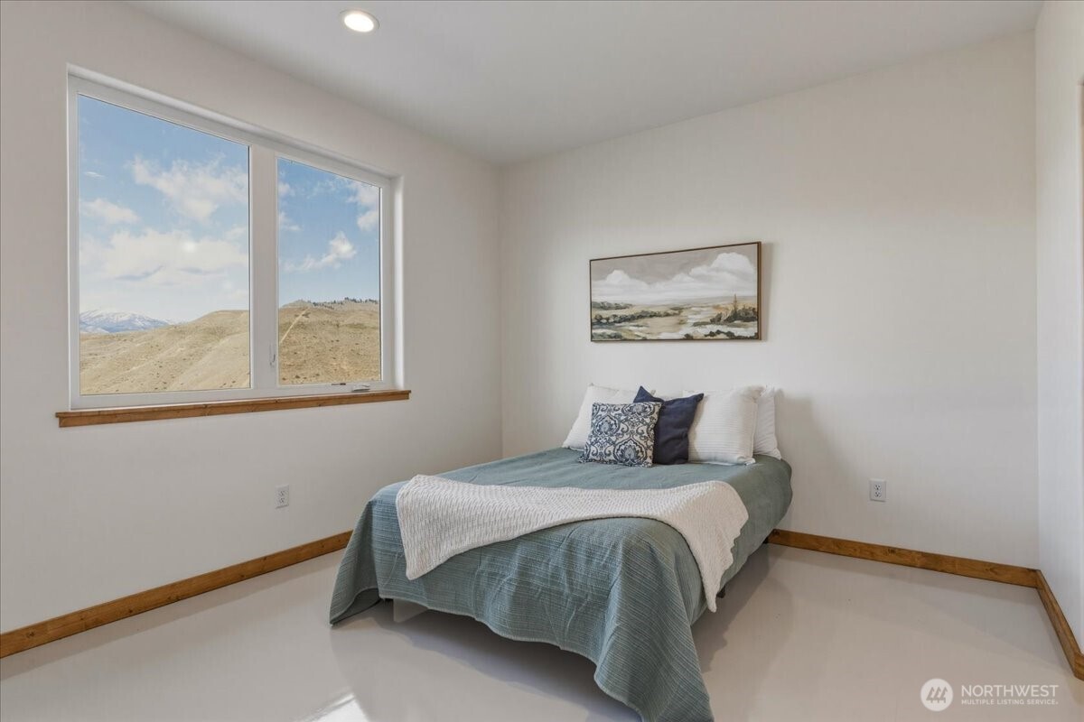 2 Island View Lane Methow, WA 98834 - Photo 20 of 35 a bedroom with a bed and a painting on the wall