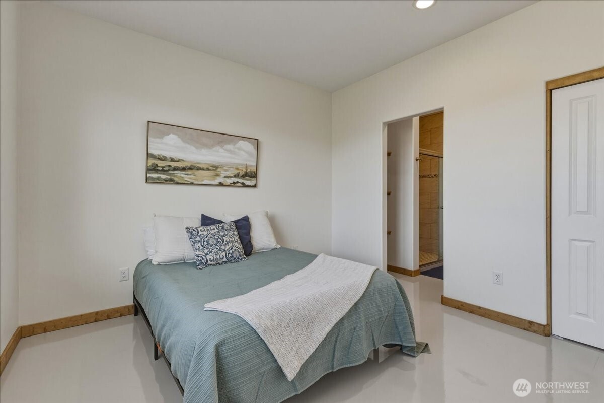 2 Island View Lane Methow, WA 98834 - Photo 21 of 35 a bedroom with a bed and a wall painting