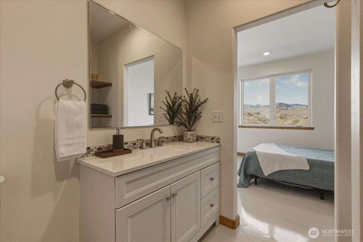 2 Island View Lane Methow, WA 98834 - Photo 25 of 35 a en suite bathroom with a double vanity sink and a mirror
