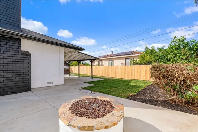 a front view of house with yard