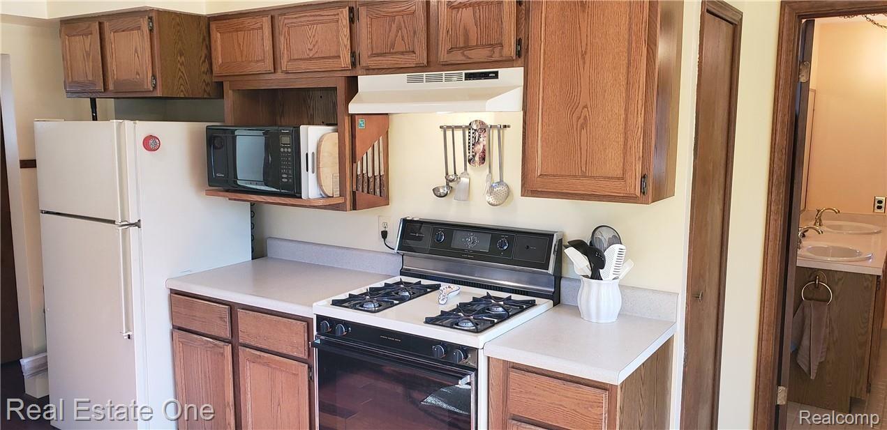 2951 Shewbird Road Wixom, MI 48393 - Photo 13 of 22 Kitchen appliances (microwave not part of sale).
