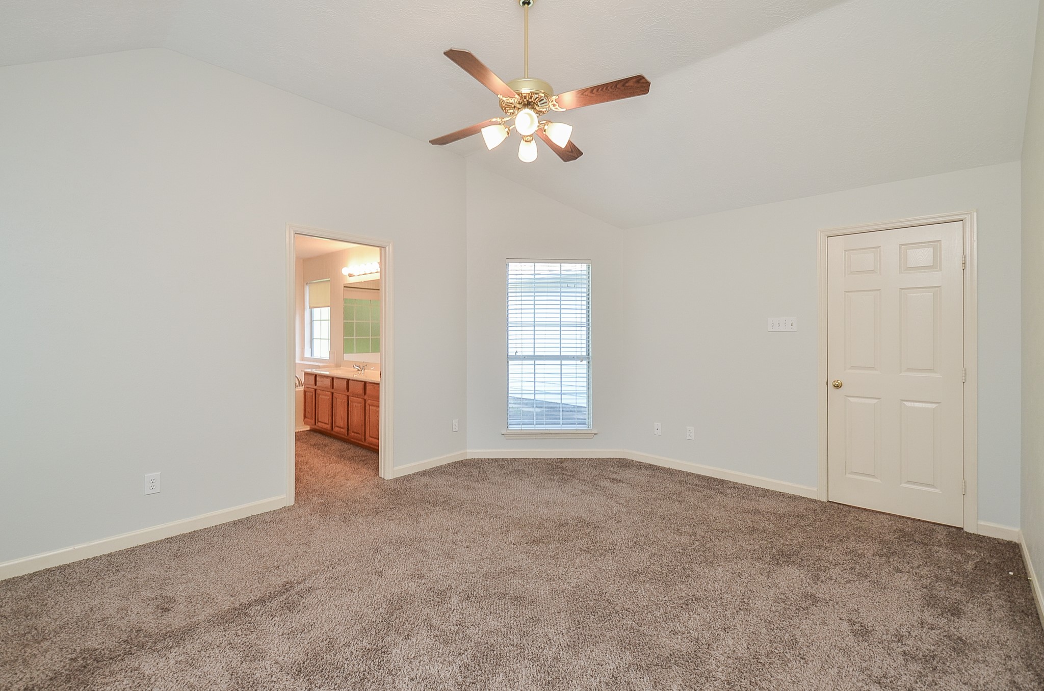 811 Spring Valley Court Sugar Land, TX 77479 - Photo 13 of 33