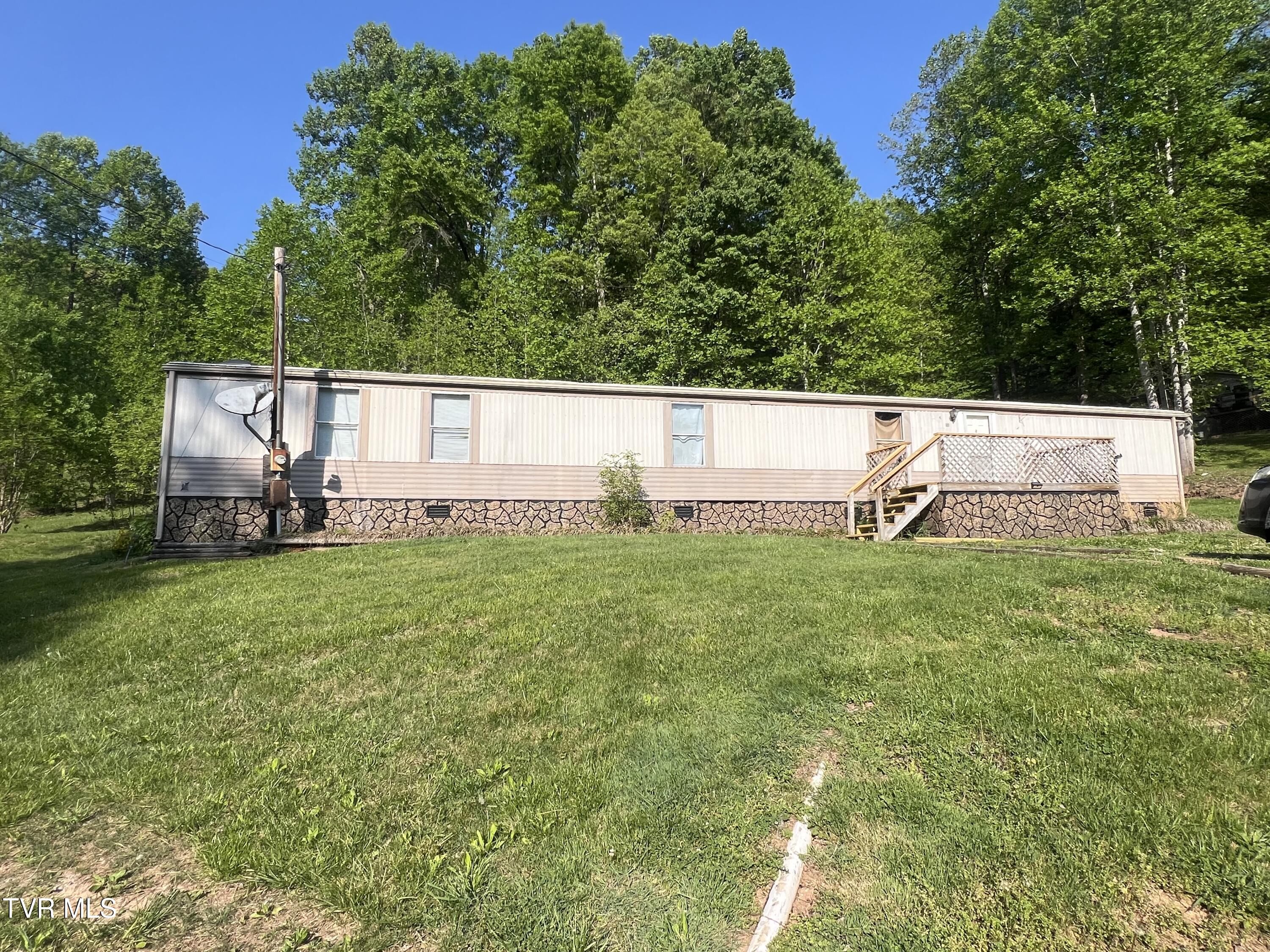 191 Bear Hollow Road Elizabethton, TN 37643 - Photo 2 of 8 01