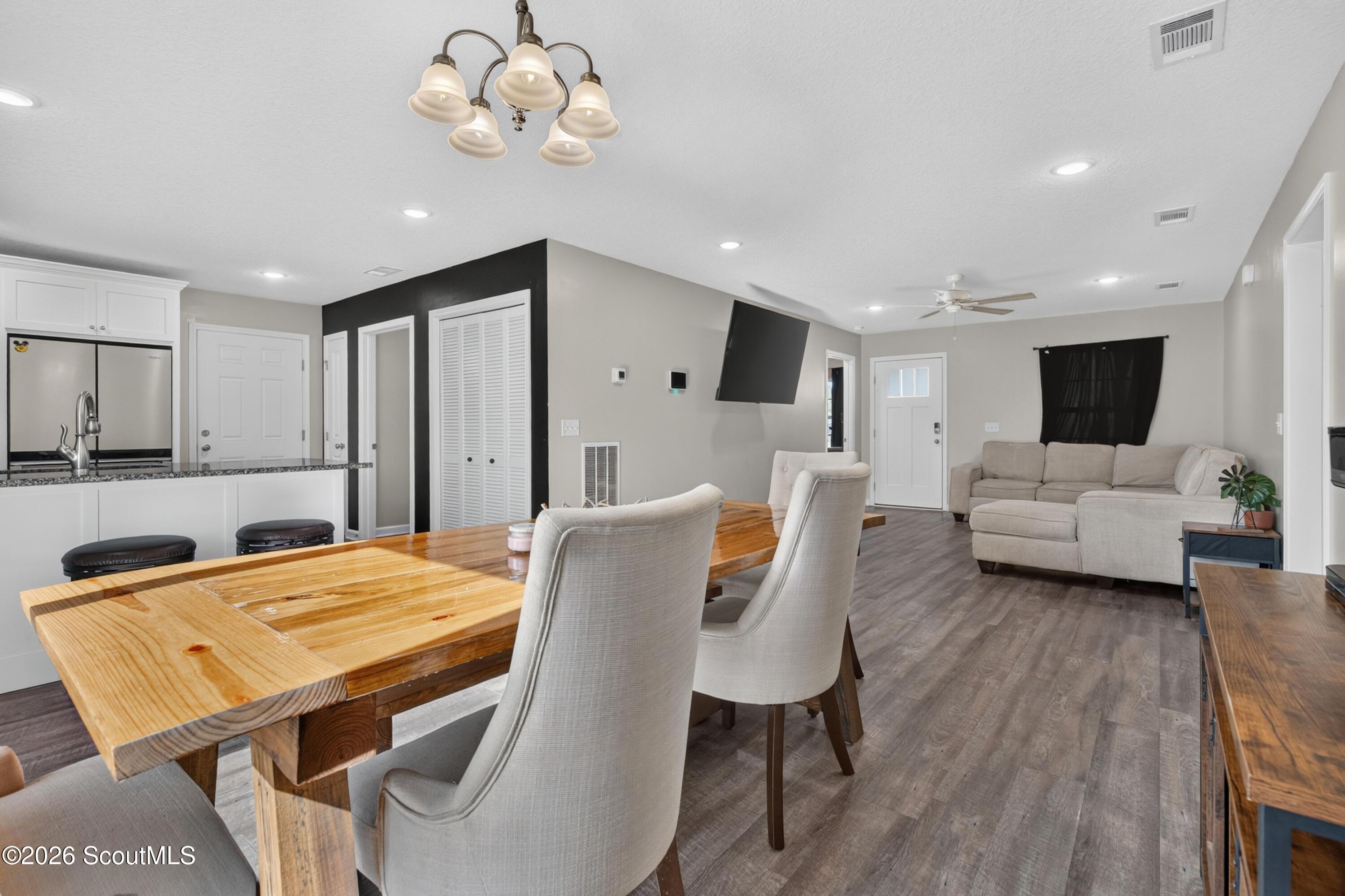 1032 Spring Grove Road Jesup, GA 31545 - Photo 6 of 28 Dining area & Great Room view