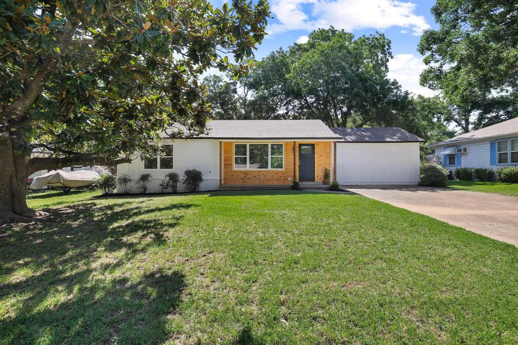 709 Lipscomb Street Bonham, TX 75418 - Photo 3 of 33