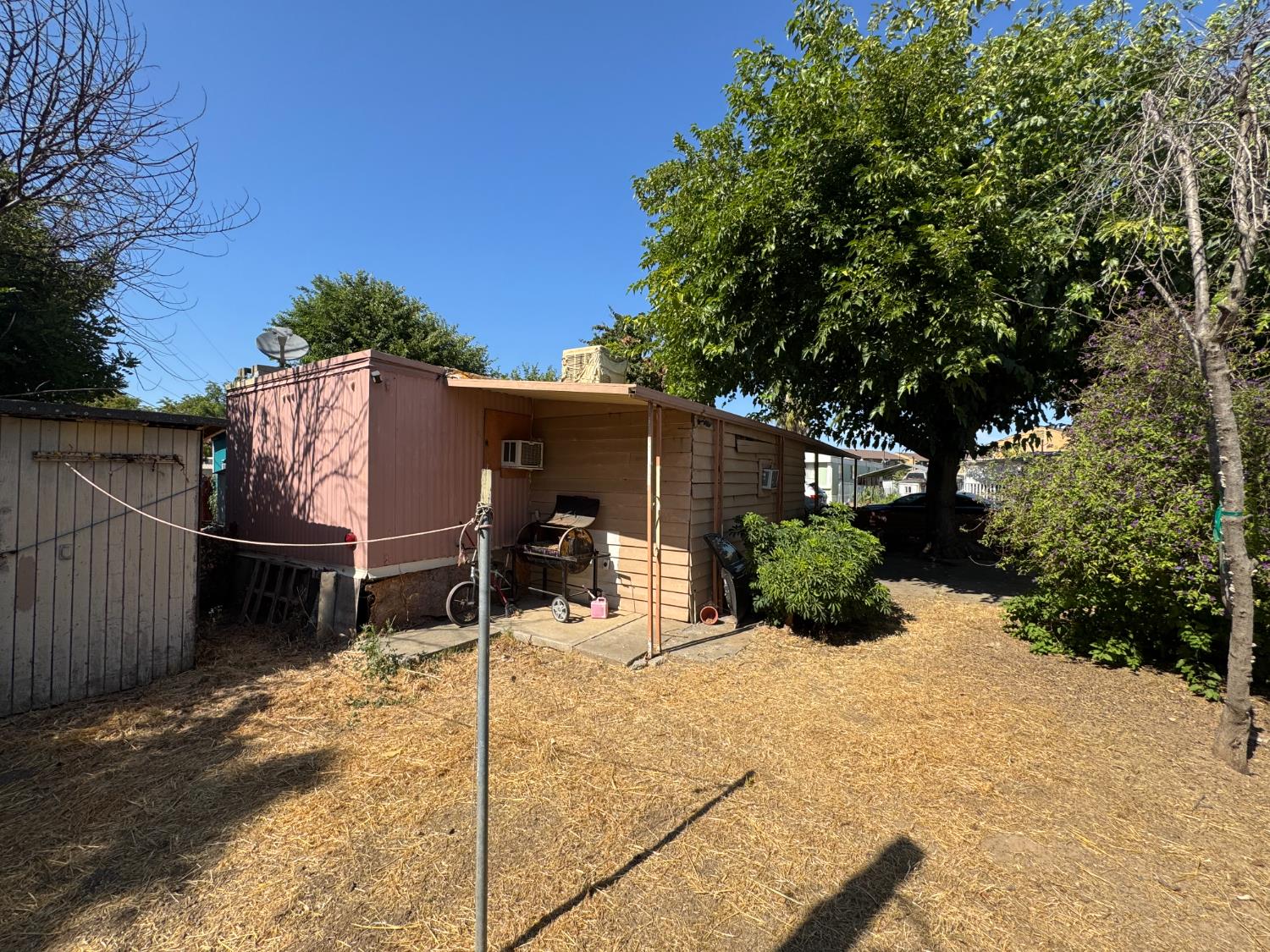 1781 Franklin Road, Unit 36 Yuba City, CA 95993 - Photo 2 of 12 a view of a chairs and table in the back yard of the house