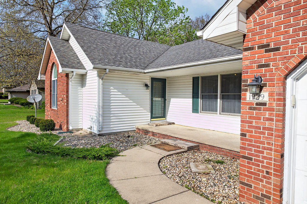 1929 Kapok Street Southwest De Motte, IN 46310 - Photo 3 of 43 1024x683