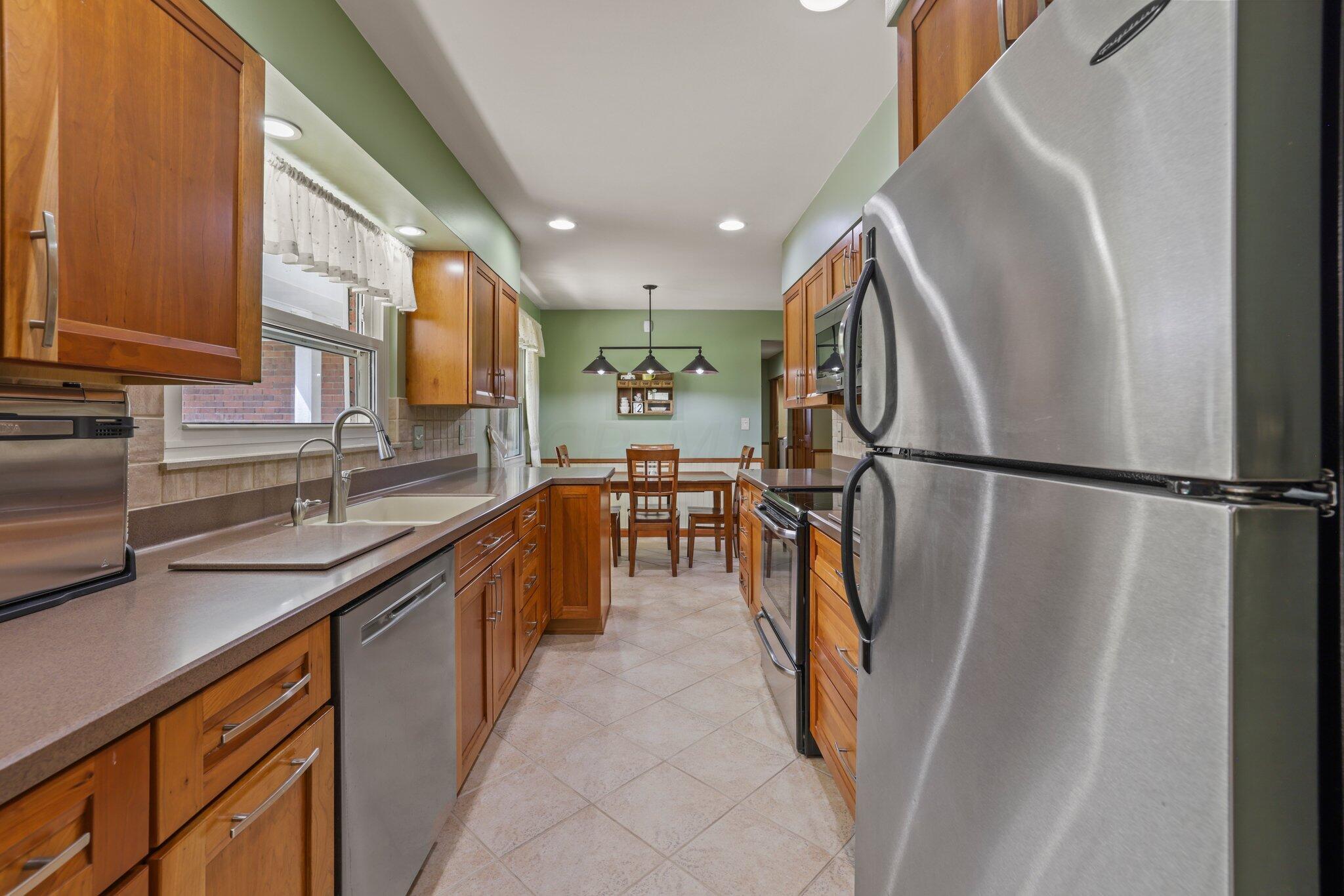 19940 Collins Road Marysville, OH 43040 - Photo 13 of 53 Kitchen w/Stainless Steel apliances