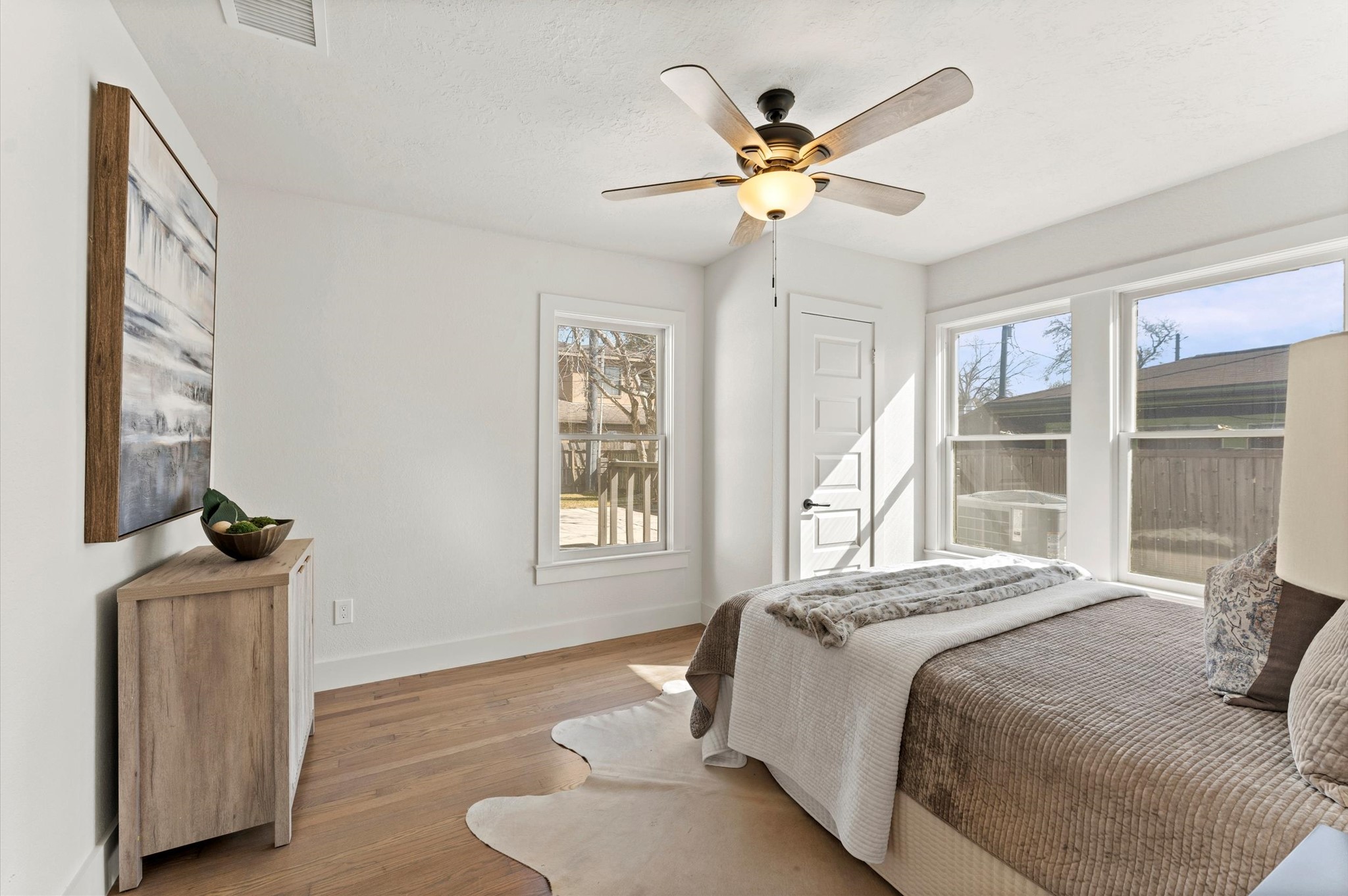 3725 Griggs Road Houston, TX 77021 - Photo 17 of 37 This downstairs guest room includes it's own beautiful ensuite making it a perfect guest retreat.