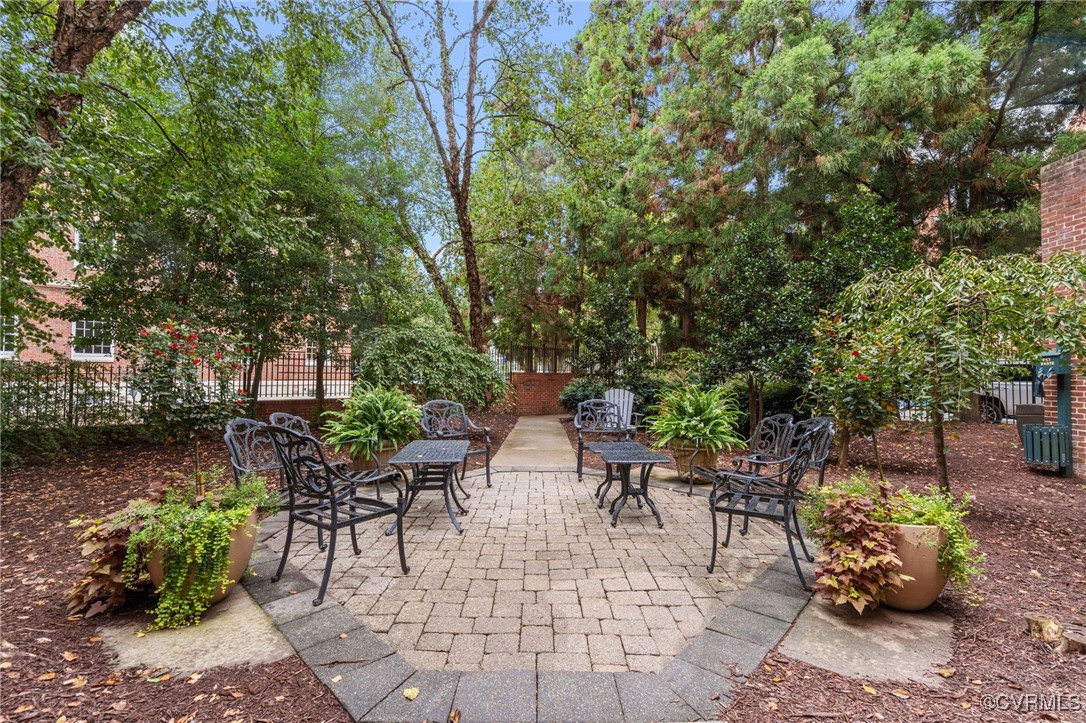 413 Stuart Circle, Unit PLD Richmond, VA 23220 - Photo 30 of 47 a backyard of a house with outdoor seating