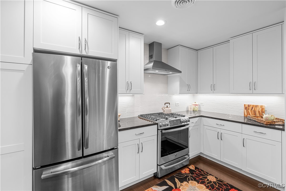 413 Stuart Circle, Unit PLD Richmond, VA 23220 - Photo 7 of 47 a kitchen with stainless steel appliances a sink stove and refrigerator
