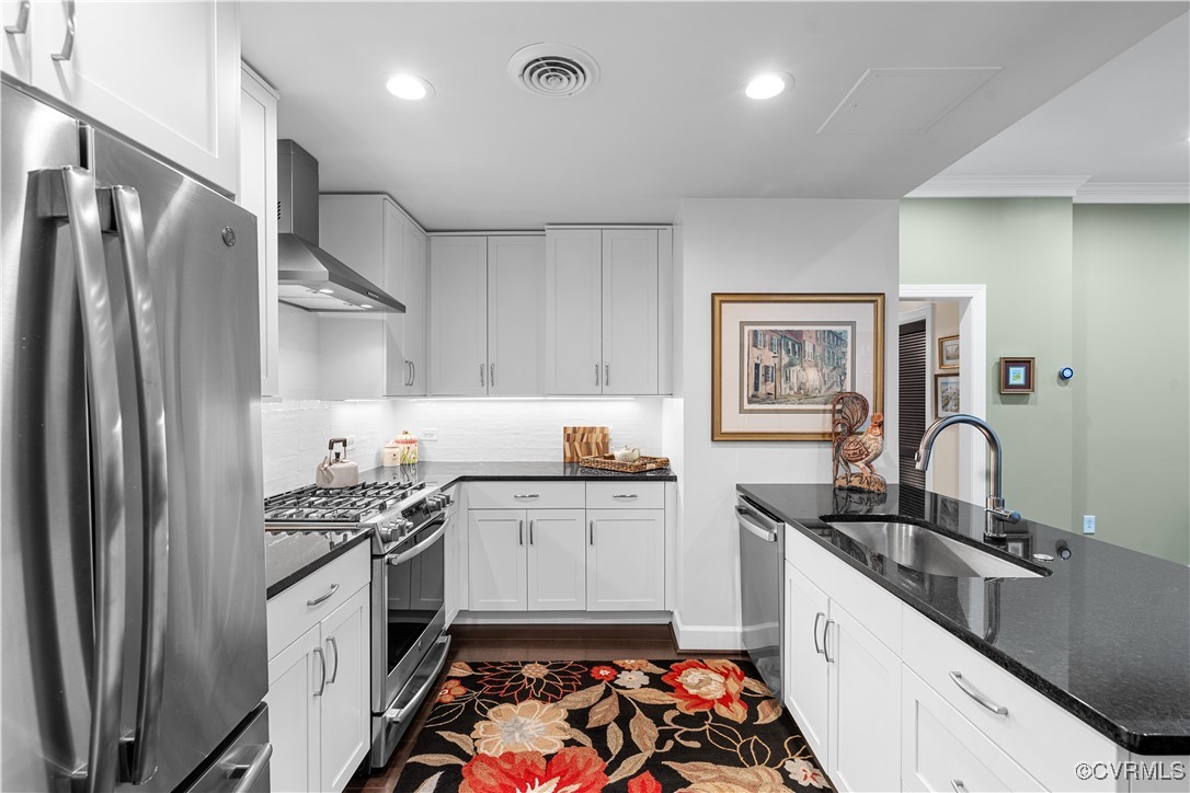 413 Stuart Circle, Unit PLD Richmond, VA 23220 - Photo 8 of 47 a kitchen with stainless steel appliances a refrigerator sink and stove
