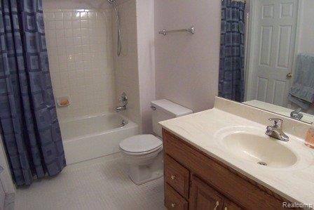 1977 Cedaredge Road Rochester, MI 48306 - Photo 17 of 20 16 UPPER HALL BATH