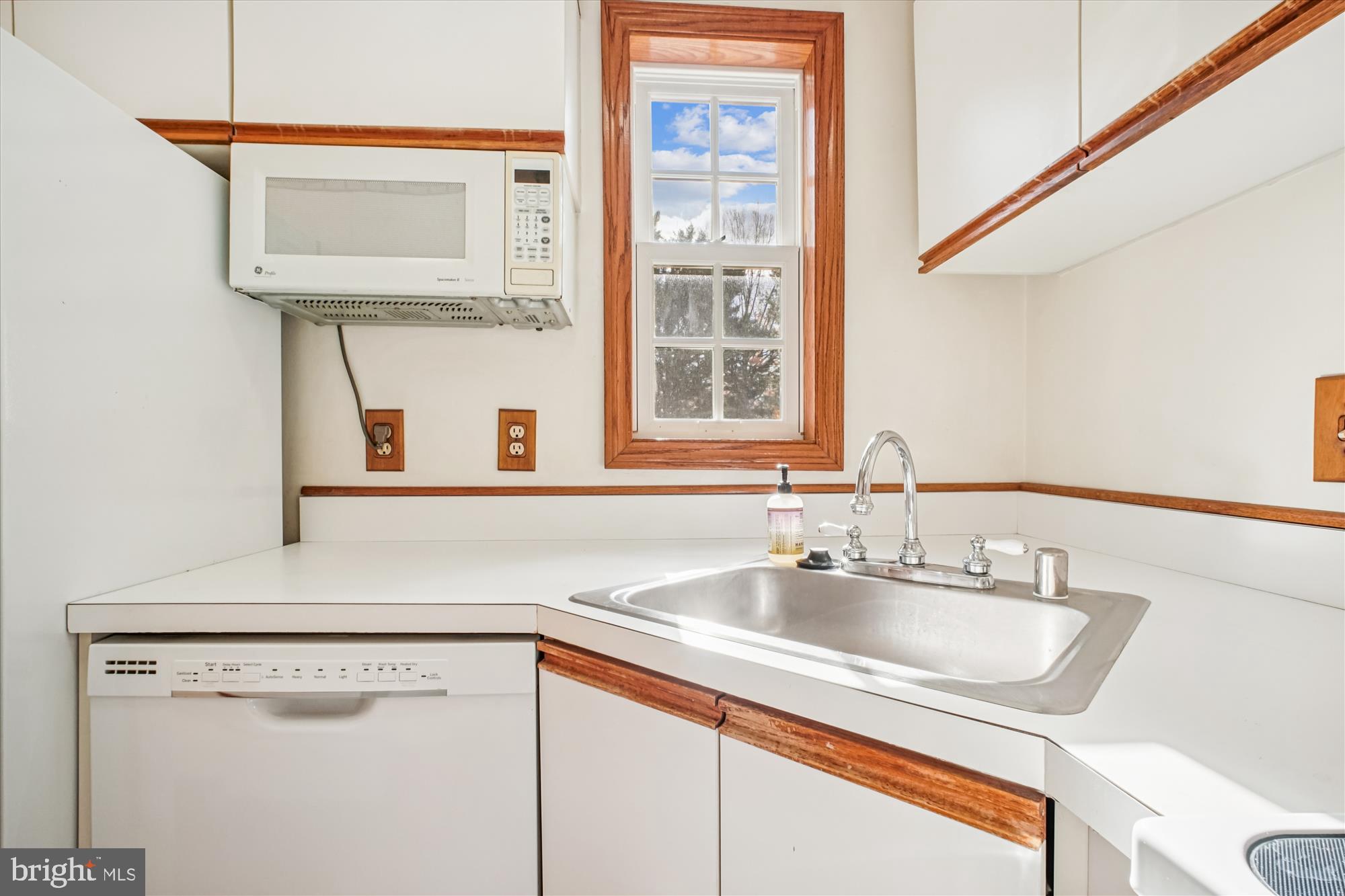 1602 West Abingdon Drive, Unit 202 Alexandria, VA 22314 - Photo 13 of 60 Kitchen