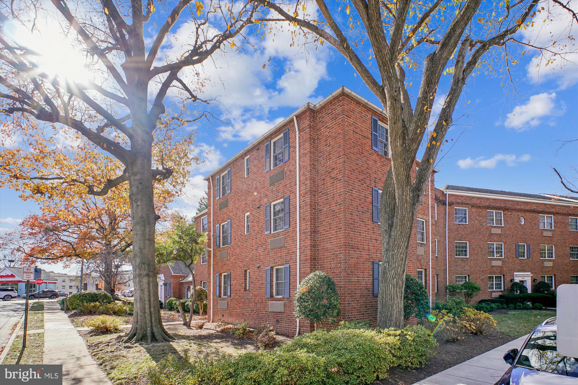 1602 West Abingdon Drive, Unit 202 Alexandria, VA 22314 - Photo 3 of 60 Side Elevation