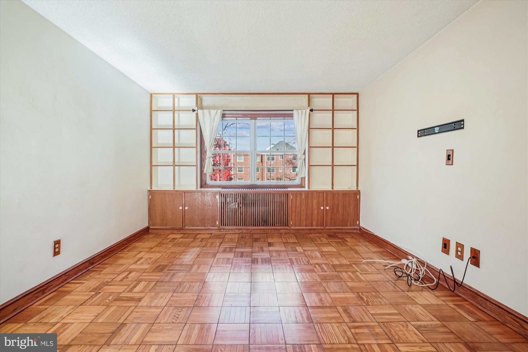 1602 West Abingdon Drive, Unit 202 Alexandria, VA 22314 - Photo 8 of 60 Living Room
