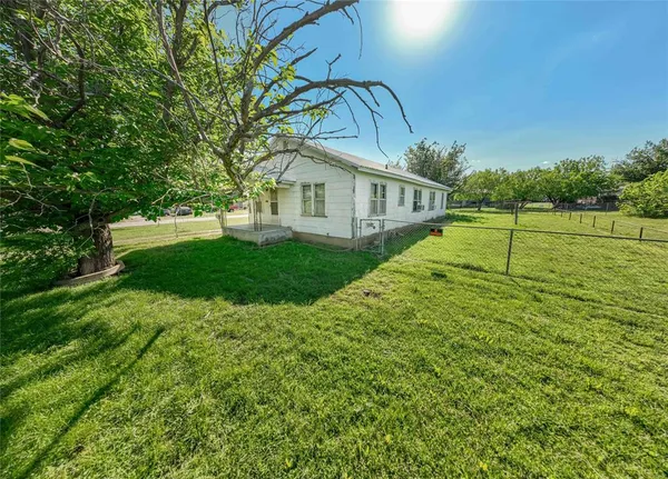 a view of house with a big yard