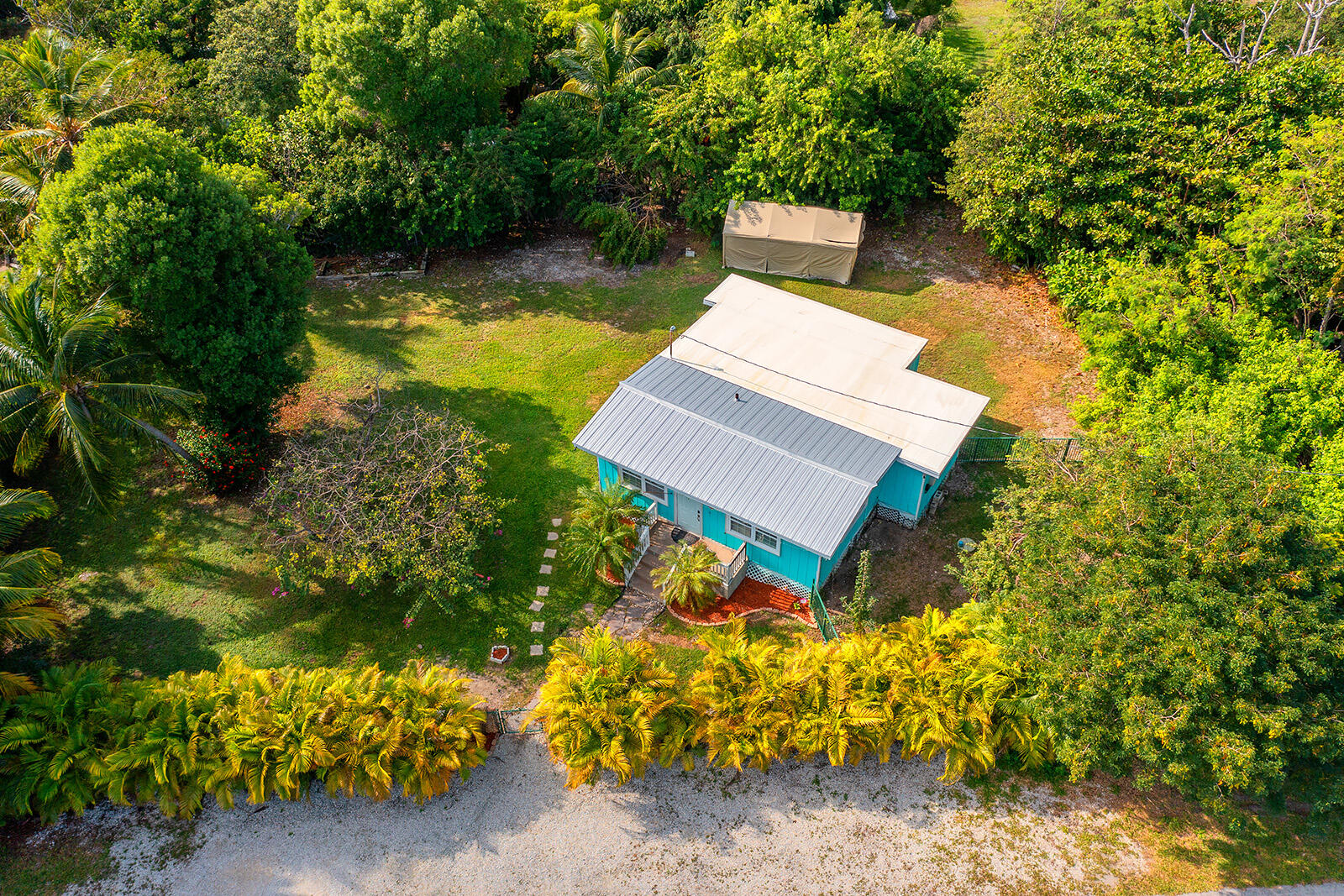 26985 Dolphin Road Summerland Key, FL 33042 - Photo 6 of 31 26985 Dolphin Rd (web) 015