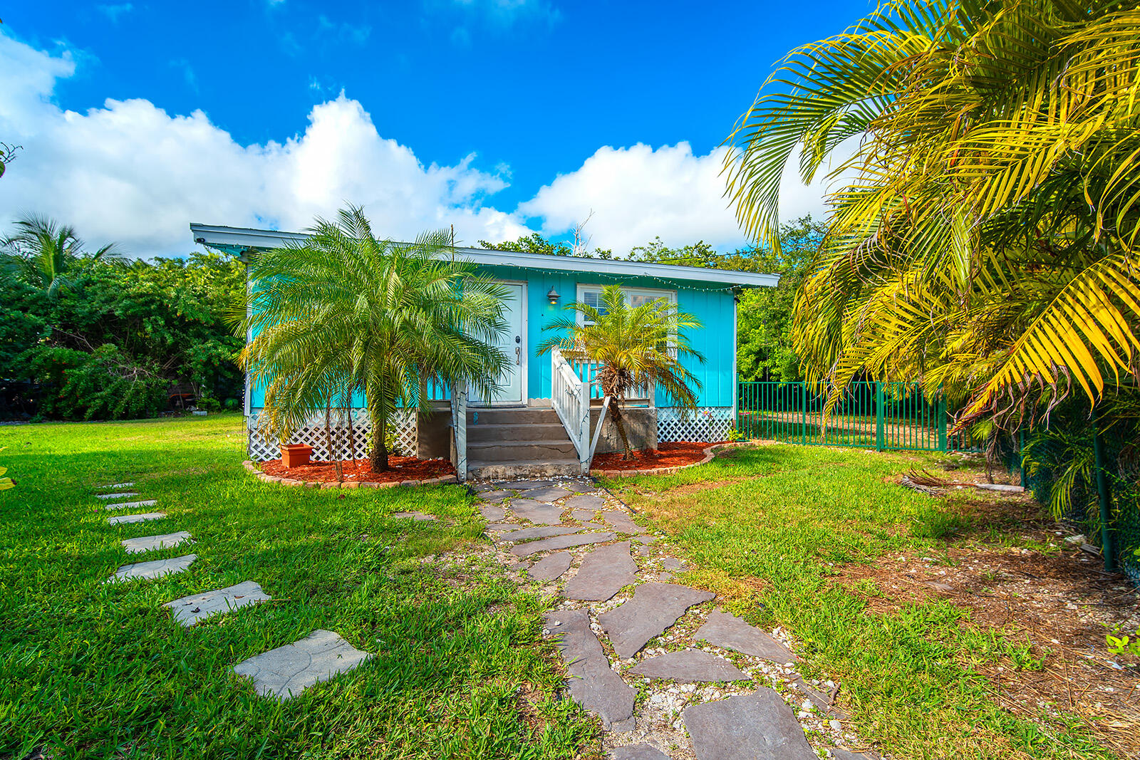 26985 Dolphin Road Summerland Key, FL 33042 - Photo 9 of 31 26985 Dolphin Rd (web) 028