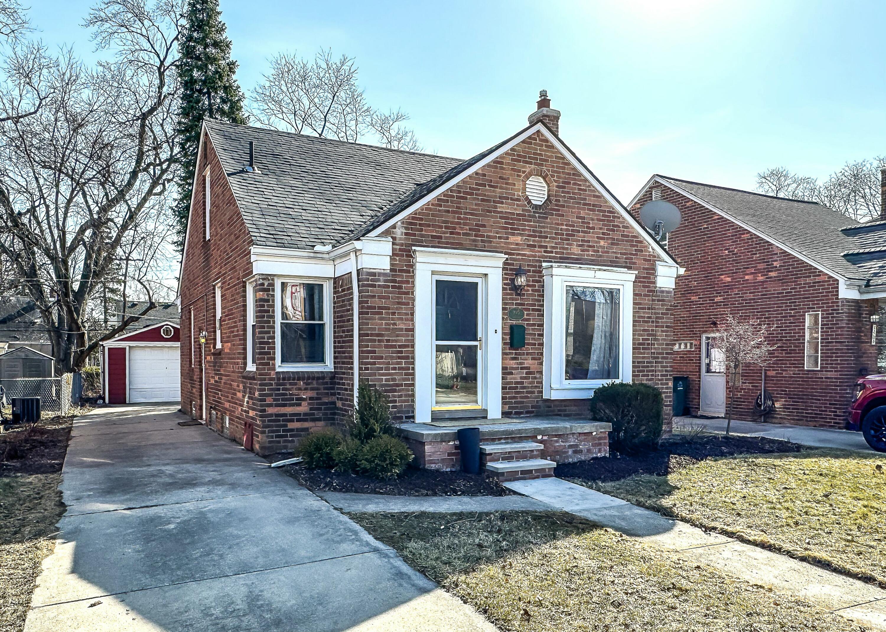 995 Oxford Road Berkley, MI 48072 - Photo 1 of 43 tempImage8BGGwm