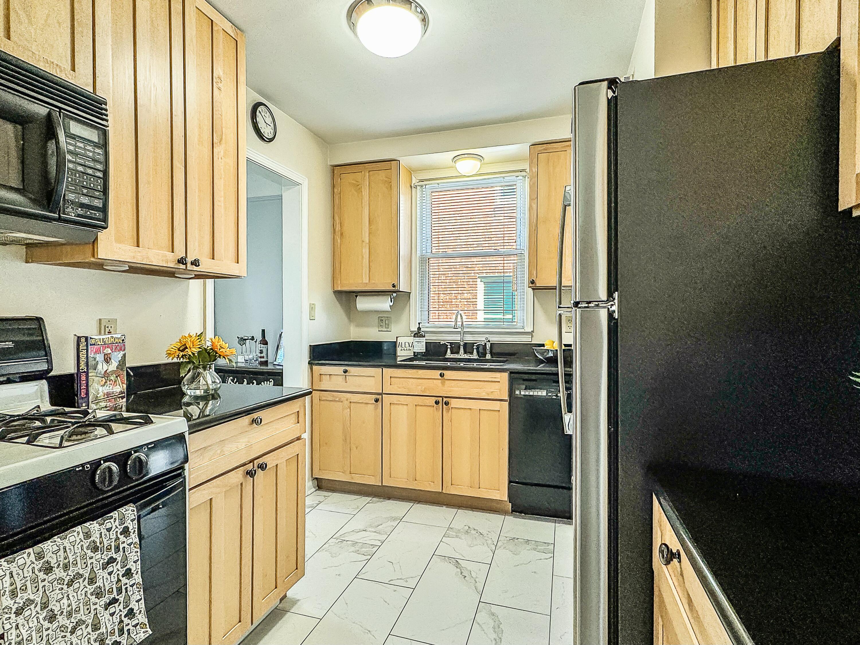 995 Oxford Road Berkley, MI 48072 - Photo 12 of 43 tempImageBwG4WI