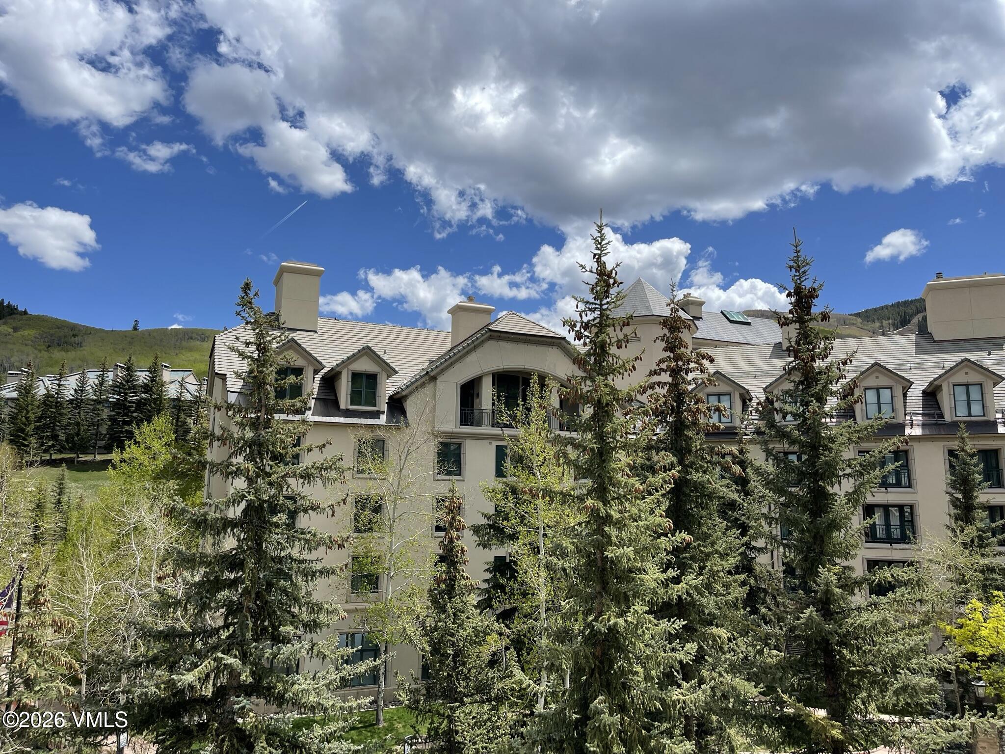 210 Offerson Road, Unit R419 WEEK 3 Beaver Creek, CO 81620 - Photo 5 of 29 a front view of a house with a yard