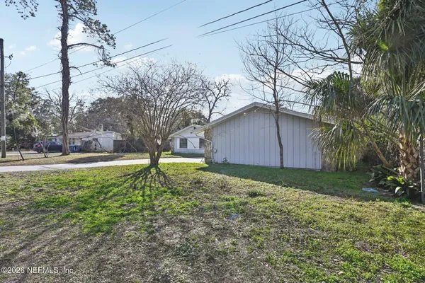 a house view with backyard space