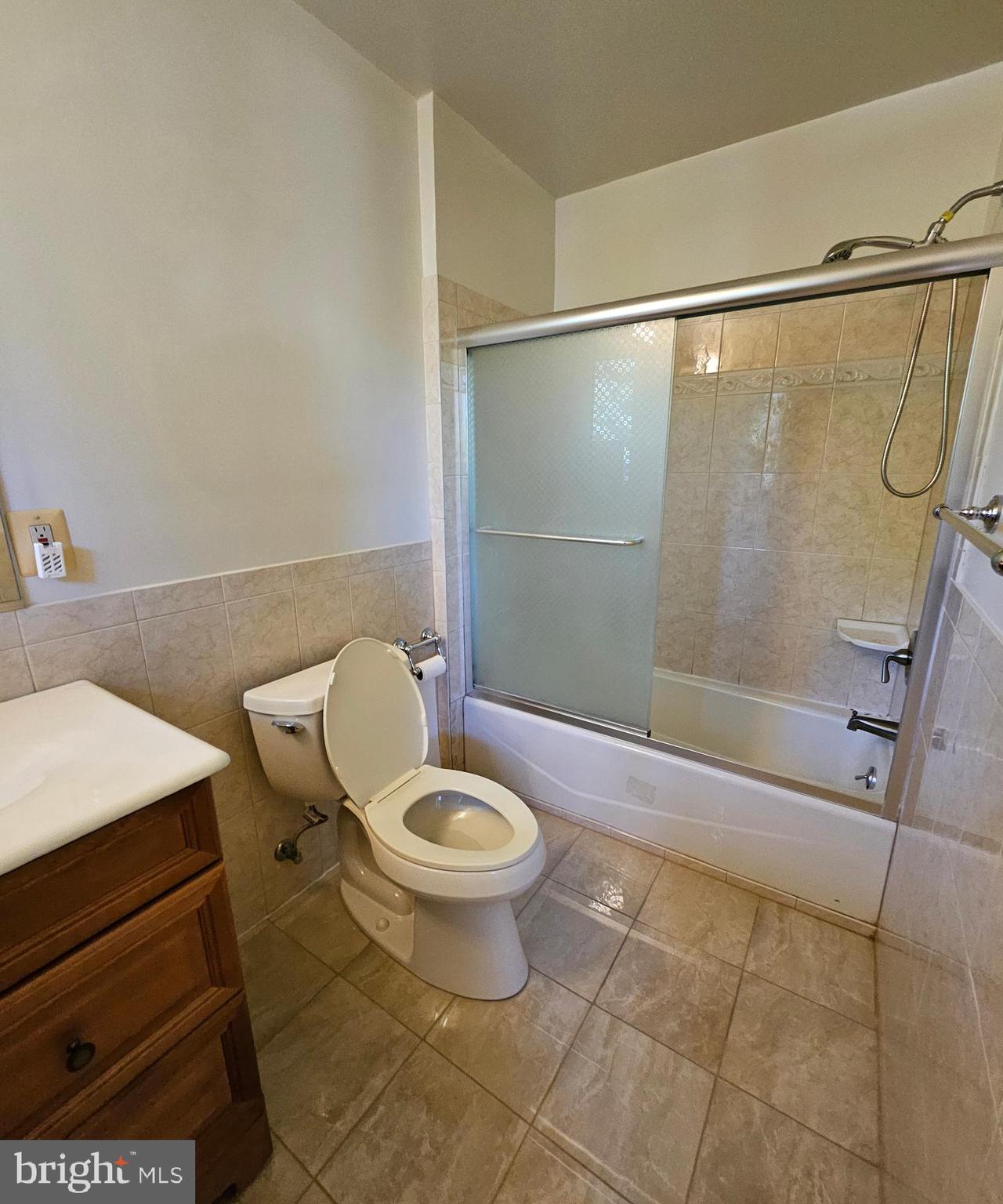 6204 Lenox Road Bethesda, MD 20817 - Photo 42 of 53 2nd Full Bathroom