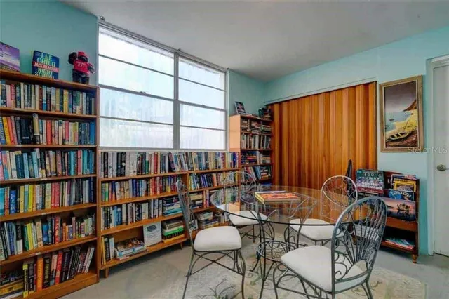 $2,300 | 33 South Gulfstream Avenue, Unit 401, Sarasota, FL 34236